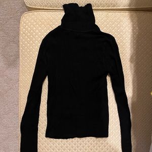 Chic black fitted turtleneck sweater